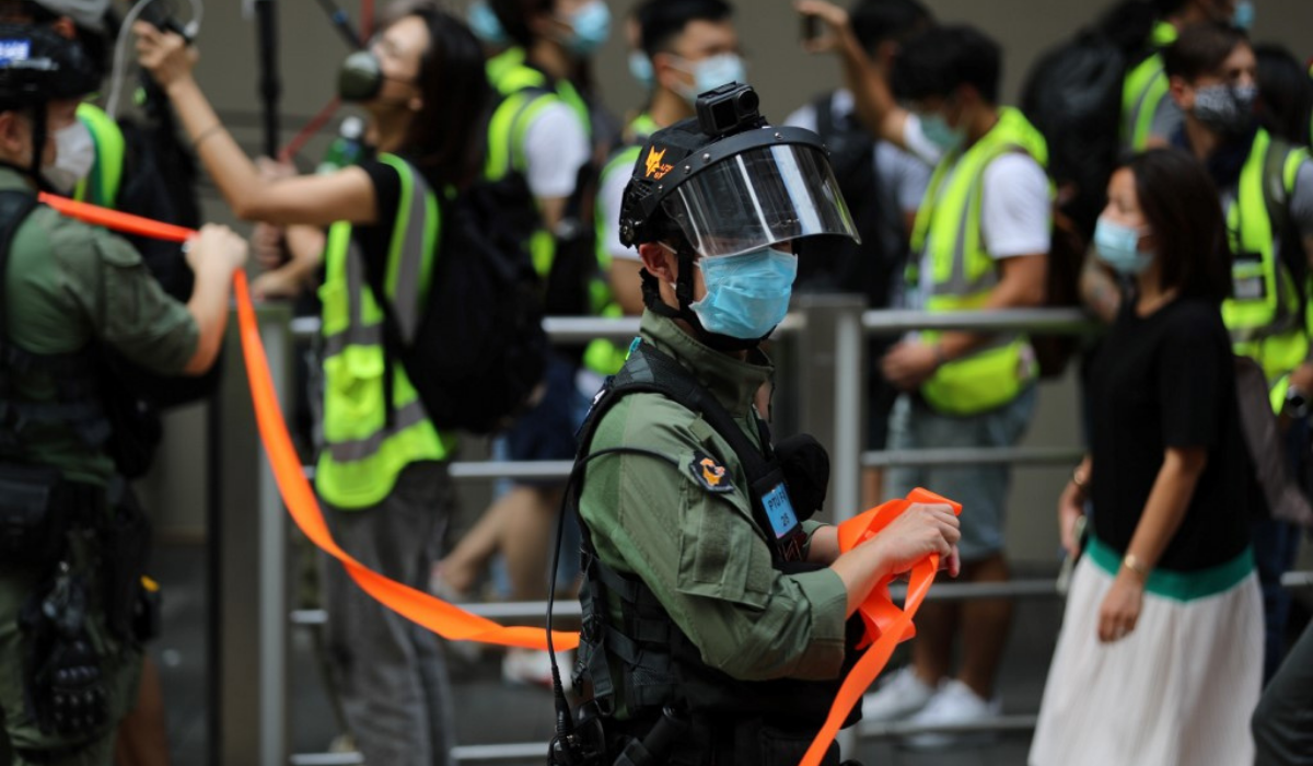 Cócteles Molotov contra un complejo deportivo de la policía en Hong Kong