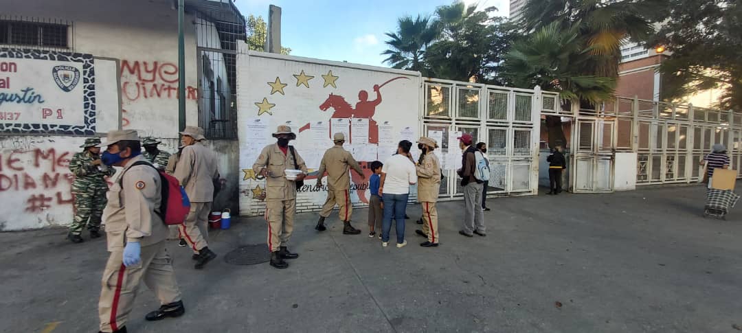 En el Colegio Bicentenario Republicano de Parque Central, hay más milicianos que votantes #6Dic (Fotos)