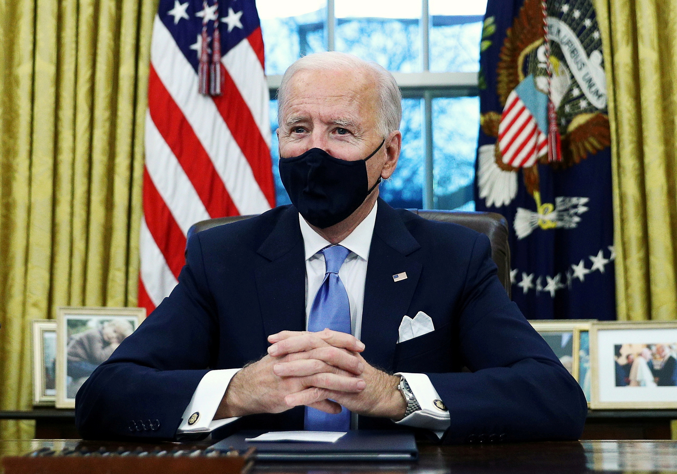 Biden se concentra en lucha contra la pandemia mientras escasea la vacuna