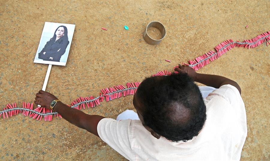 Dulces y fuegos artificiales en el pueblo indio de Kamala Harris por su investidura (VIDEO)