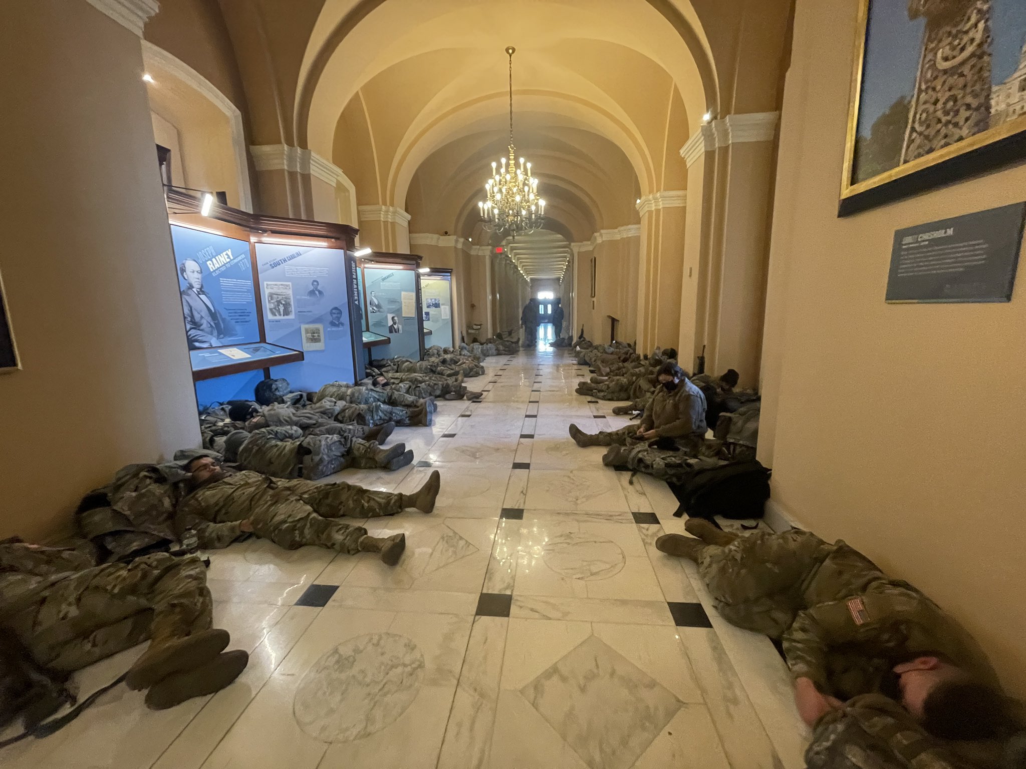 EN FOTOS: Funcionarios de la Guardia Nacional de EEUU amanecieron durmiendo en los pasillos del Capitolio