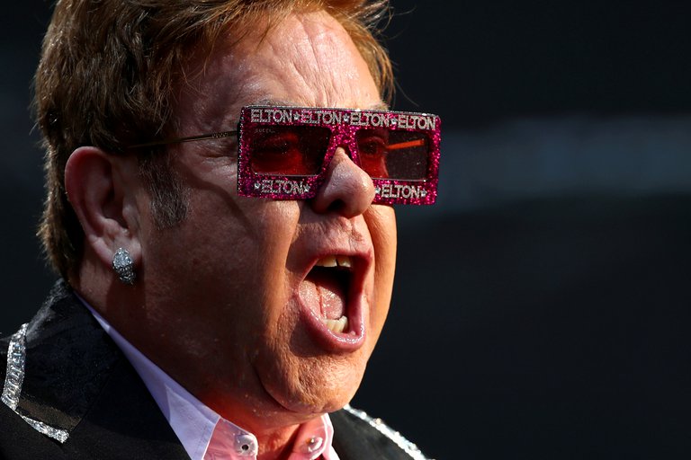 Qué hay detrás de la feroz crítica de Elton John contra el Vaticano