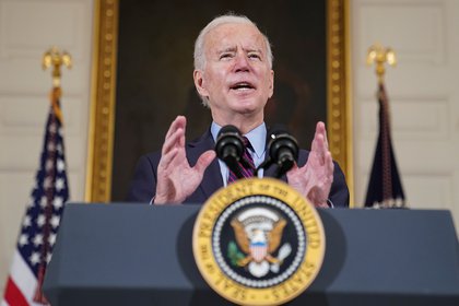 Biden ordenó banderas a media asta para marcar el medio millón de muertes por Covid-19