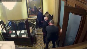 Revelan imágenes de Mike Pence y su familia escapando durante asalto al Capitolio