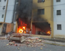 Reportan fuerte incendio en un apartamento de la urbanización Sucre en Barquisimeto #14Feb (FOTOS y VIDEO)