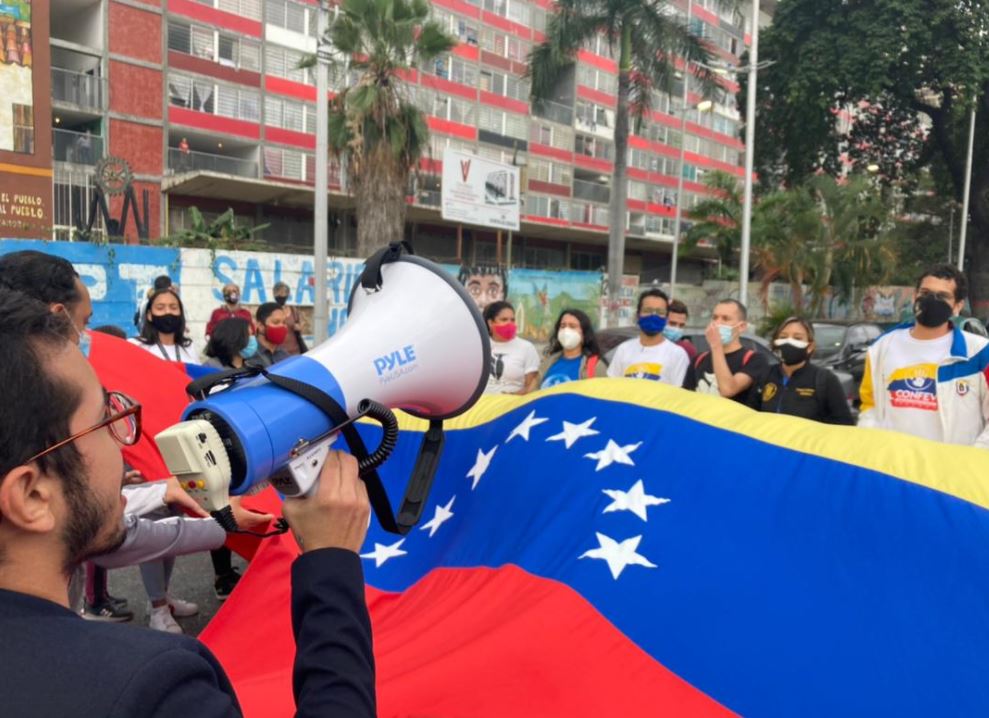 Estudiantes rindieron homenaje a Bassil Da Costa, Robert Redman y Juancho Montoya en la Av. Bolívar #12Feb (VIDEO)