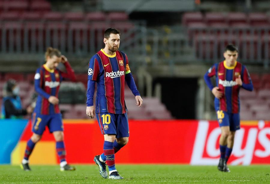 Los gestos de Messi durante la estrepitosa caída del Barcelona: ¿Con quién cambió la camiseta?