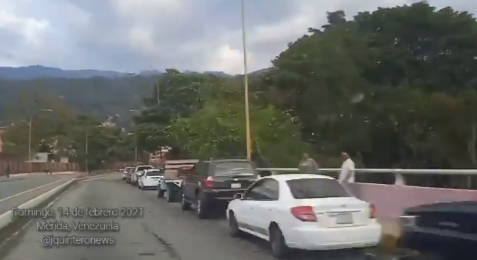 La INTERMINABLE cola de conductores para echar gasolina en Mérida este #14Feb (VIDEO)