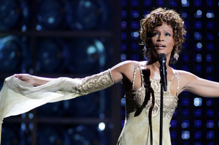 El día que Whitney Houston tomó un micrófono sorpresivamente y deslumbró a Elton John, Sting y Luciano Pavarotti