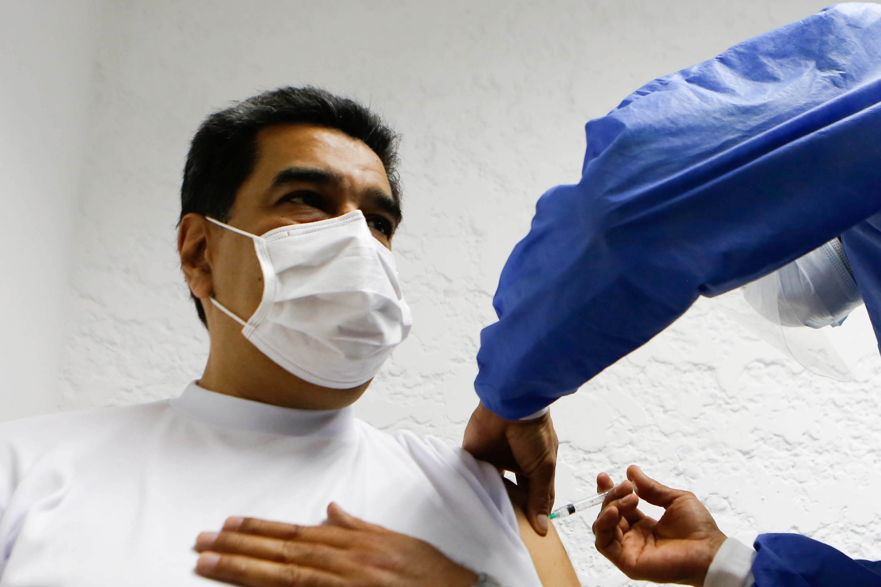 Mientras el personal médico espera… Un Maduro asustado se inyectó la vacuna Sputnik V (VIDEO)