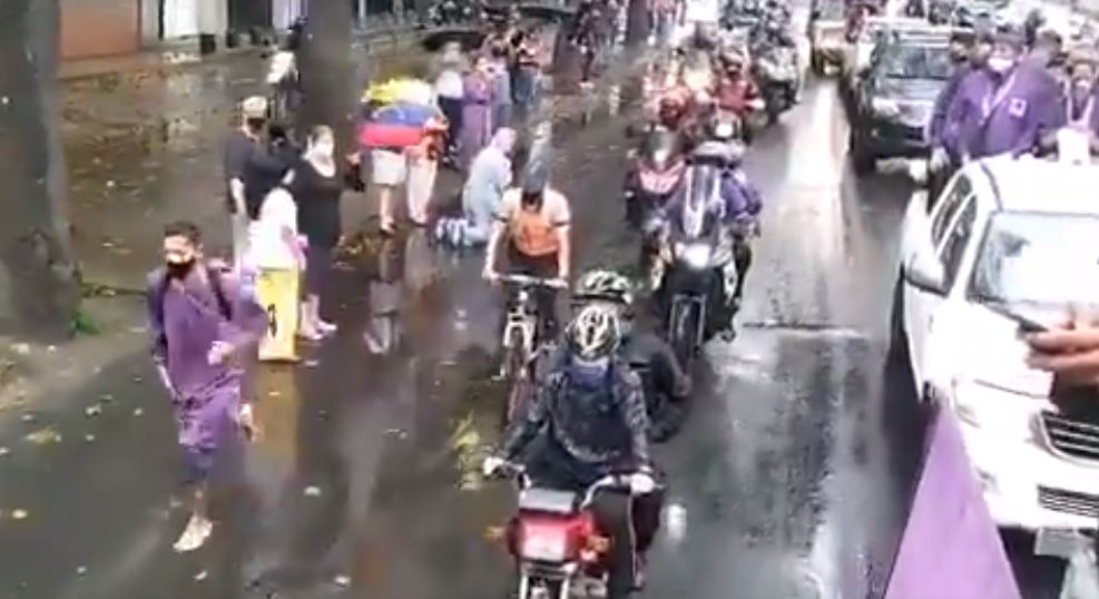 VIDEO: Joven descalzo corrió junto al Nazareno de San Pablo en Caracas