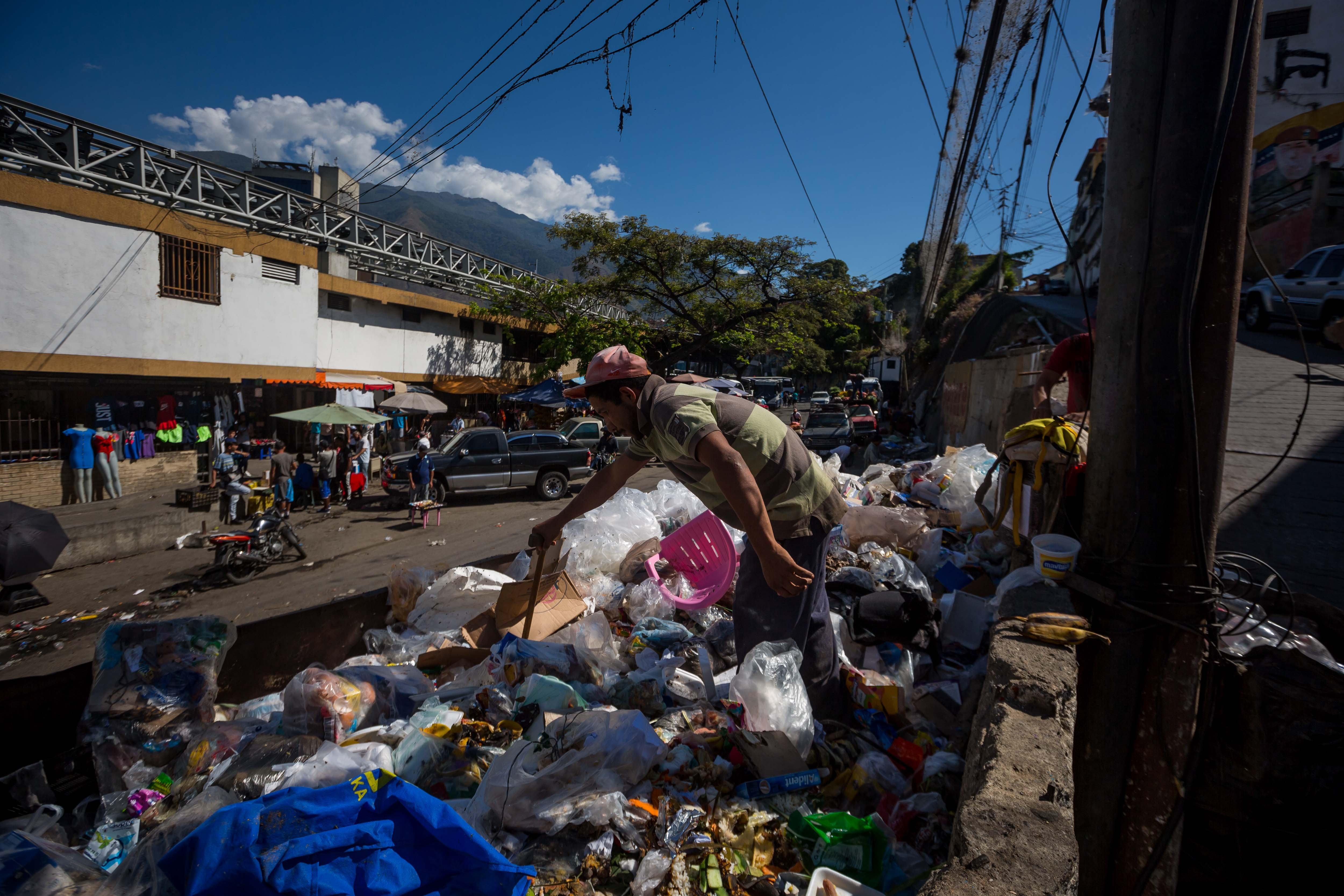 Sobrevivir hurgando entre la basura: La “otra” realidad de una Venezuela pobre