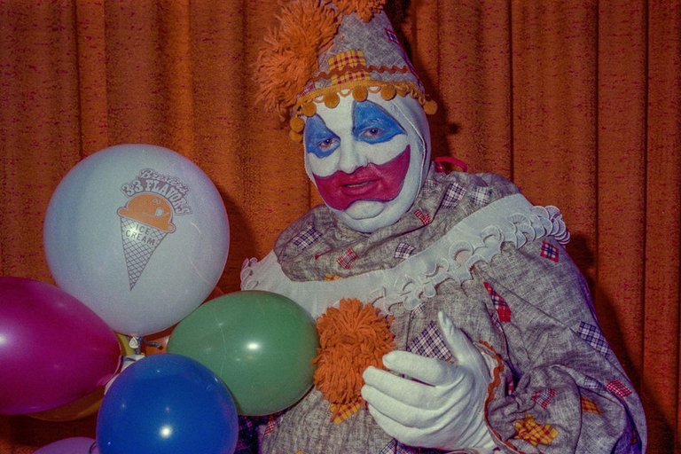 “La muerte lo hizo sentir un dios”: Qué hay detrás de los aterradores crímenes de John Wayne Gacy, el “Payaso Asesino”