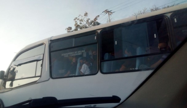 “Como sardina en lata”: En La Guaira escasea el transporte público ante el inicio de la cuarentena radical #8Mar (FOTOS)