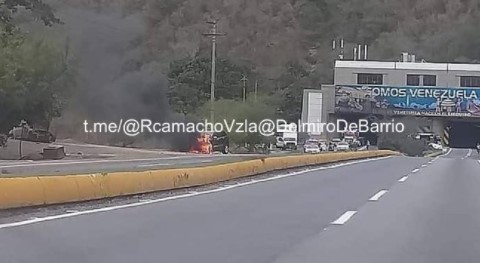 Reportan el incendio de un vehículo en la autopista Caracas – La Guaira #28Mar (FOTOS)