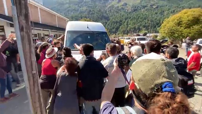 Con piedras, patadas y golpes atacaron la comitiva presidencial de Alberto Fernández en Argentina (VIDEO)