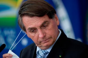 Bolsonaro alerta que puede actuar por decreto contra restricciones por Covid-19