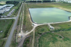 Un depósito de aguas residuales amenaza con provocar una inundación catastrófica en Florida