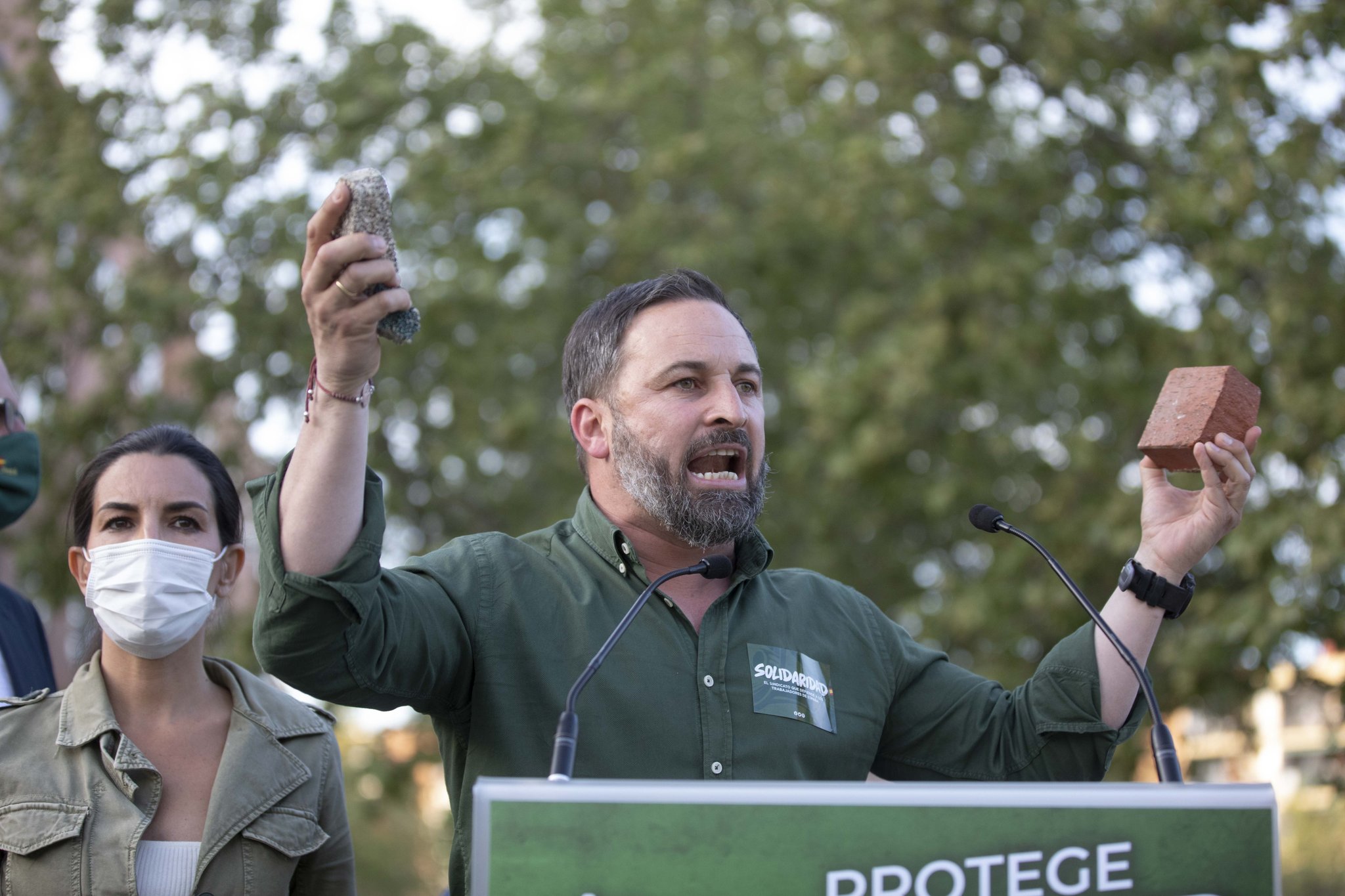 Santiago Abascal recibe una pedrada durante un “mitin” en la Plaza Roja de Madrid (VIDEO)