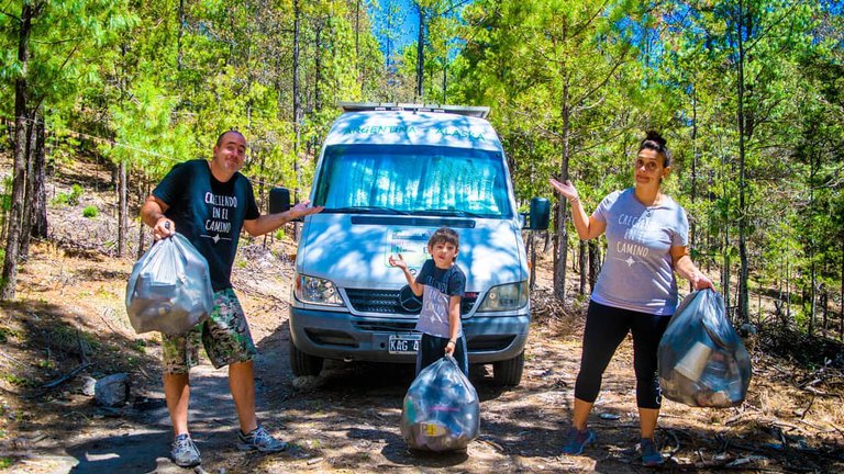 La familia que dejó todo para recorrer el mundo en una camioneta