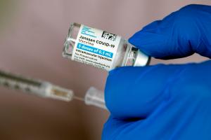 EEUU confirmó 15 casos de trombosis en mujeres vacunadas con dosis de Johnson & Johnson