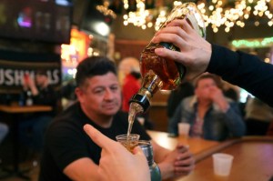 La noche de reapertura en un bar de Illinois provocó casi 50 contagios por Covid-19