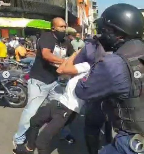 Tras orden de cierre de negocios y comercios, se armó trifulca en Maracay este #24Abr