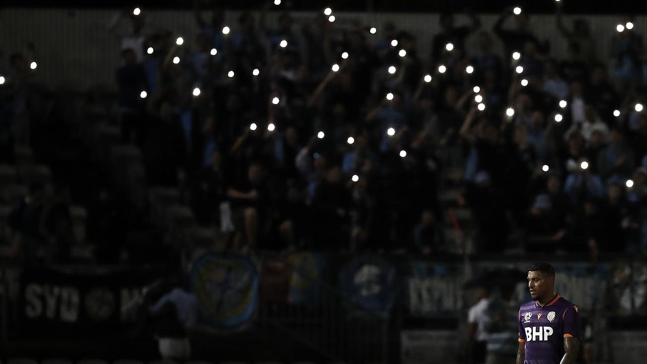 ¿Quéee? Un rayo produjo un apagón en mitad de un partido de fútbol y el árbitro decide pitar el final (Video)