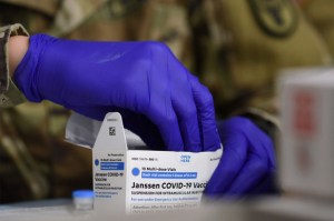 Los CDC de EEUU investigan la muerte de una mujer tras recibir la vacuna contra el Covid-19