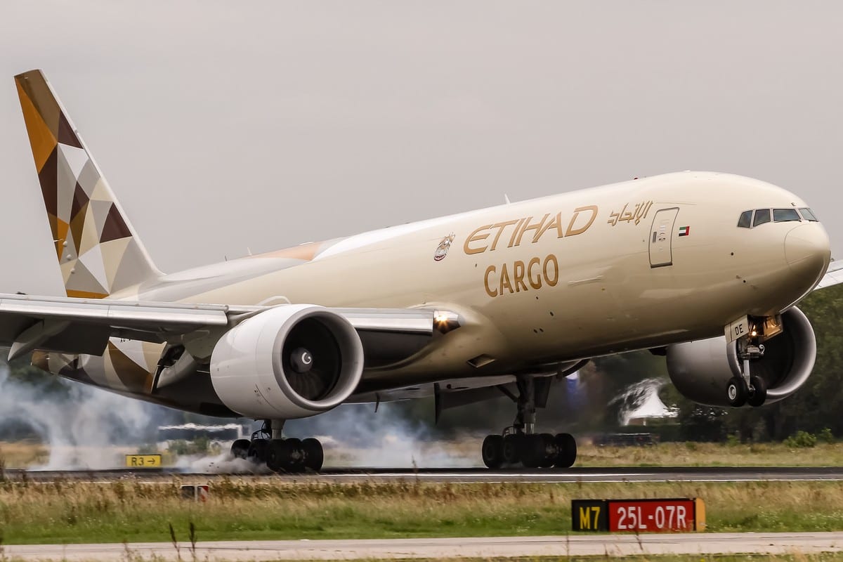 Compañía emiratí Etihad Airways suspende vuelos a Israel