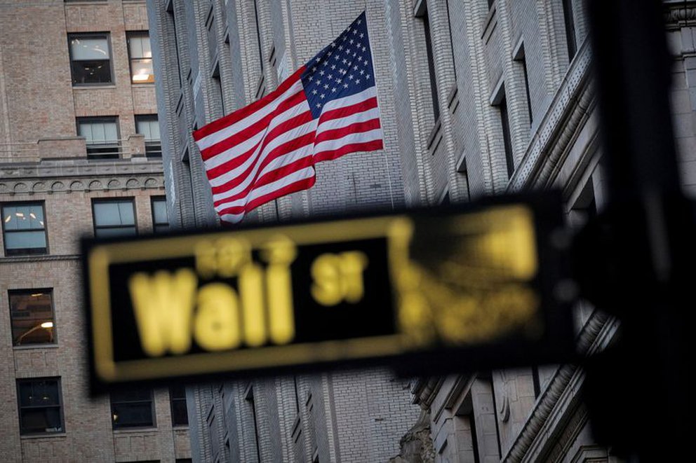 Wall Street remonta y cierra en verde tras las sanciones de EEUU a Rusia