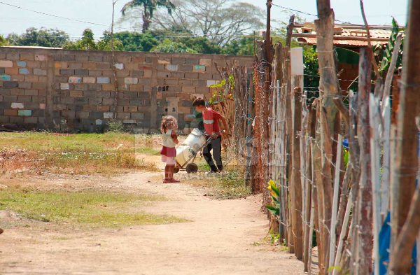 La crisis obliga a los niños a cumplir tareas de adultos