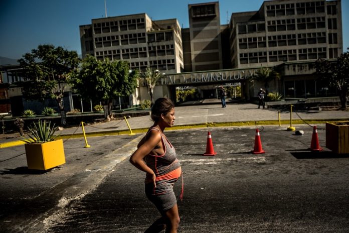 Parir en una acera: El colapso del sistema de salud en Venezuela