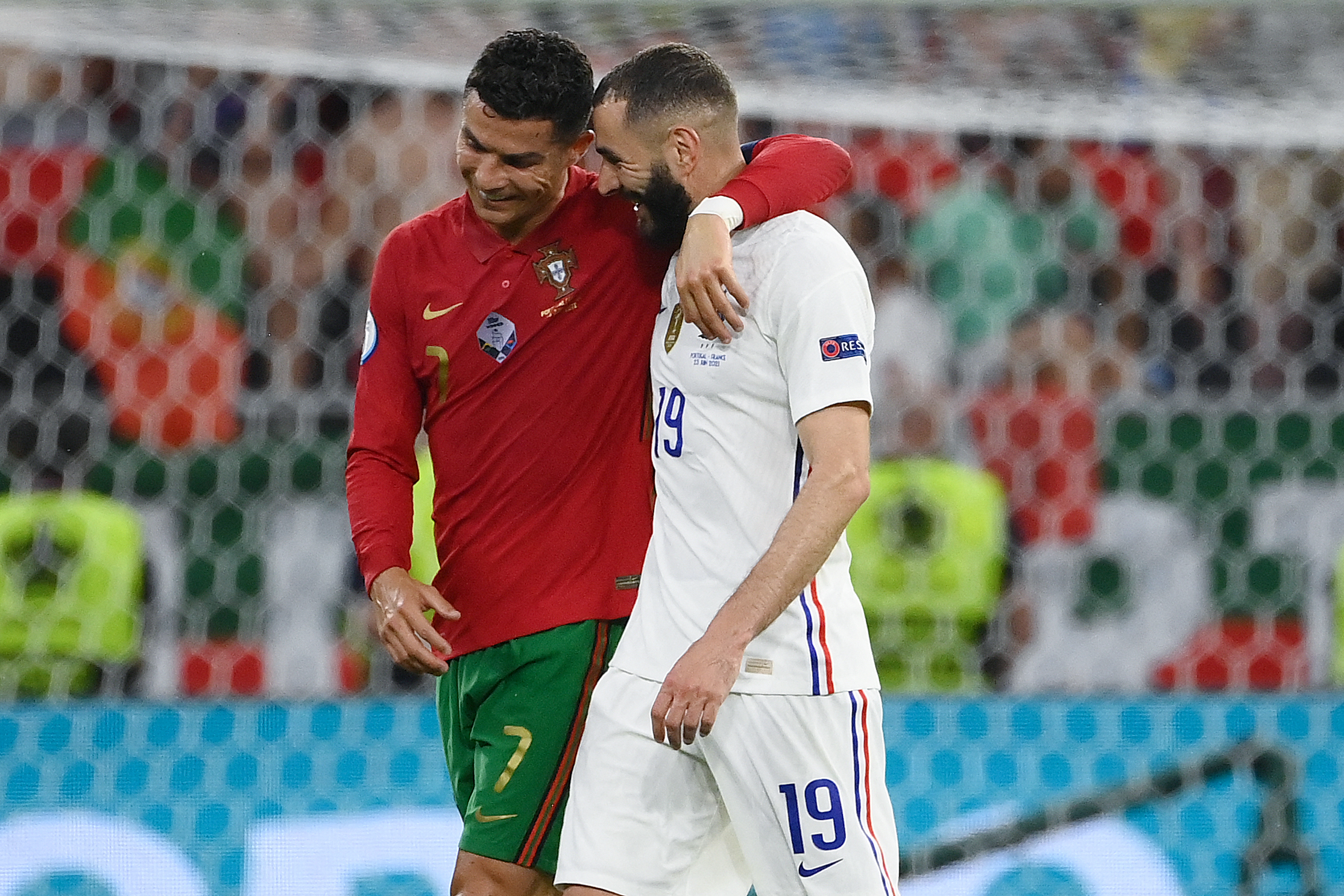 Los mejores memes del abrazo entre Benzema y Cristiano Ronaldo