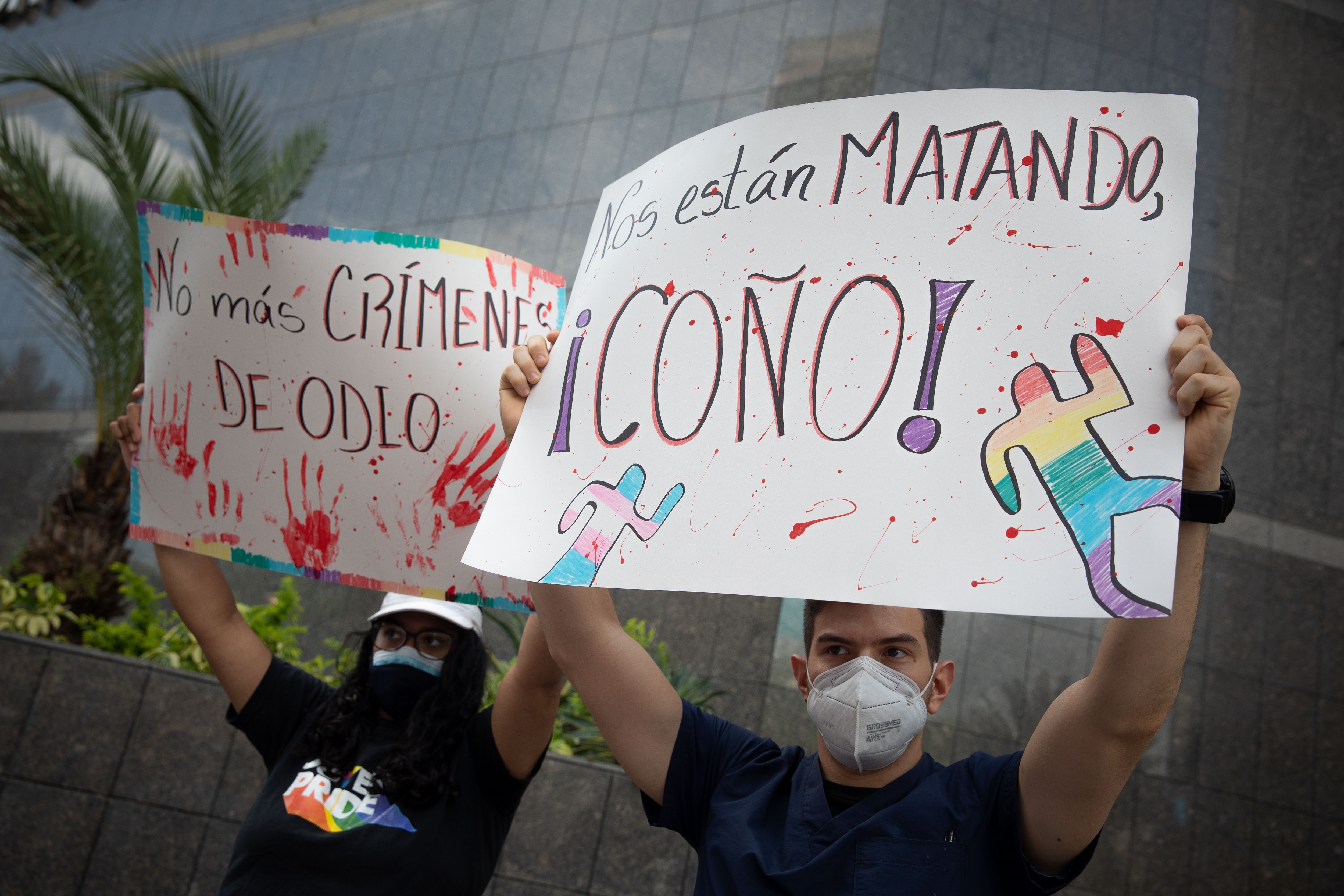 Activistas Lgbt se encadenaron en la Defensoría del Pueblo para exigir respeto a los DDHH (Video)