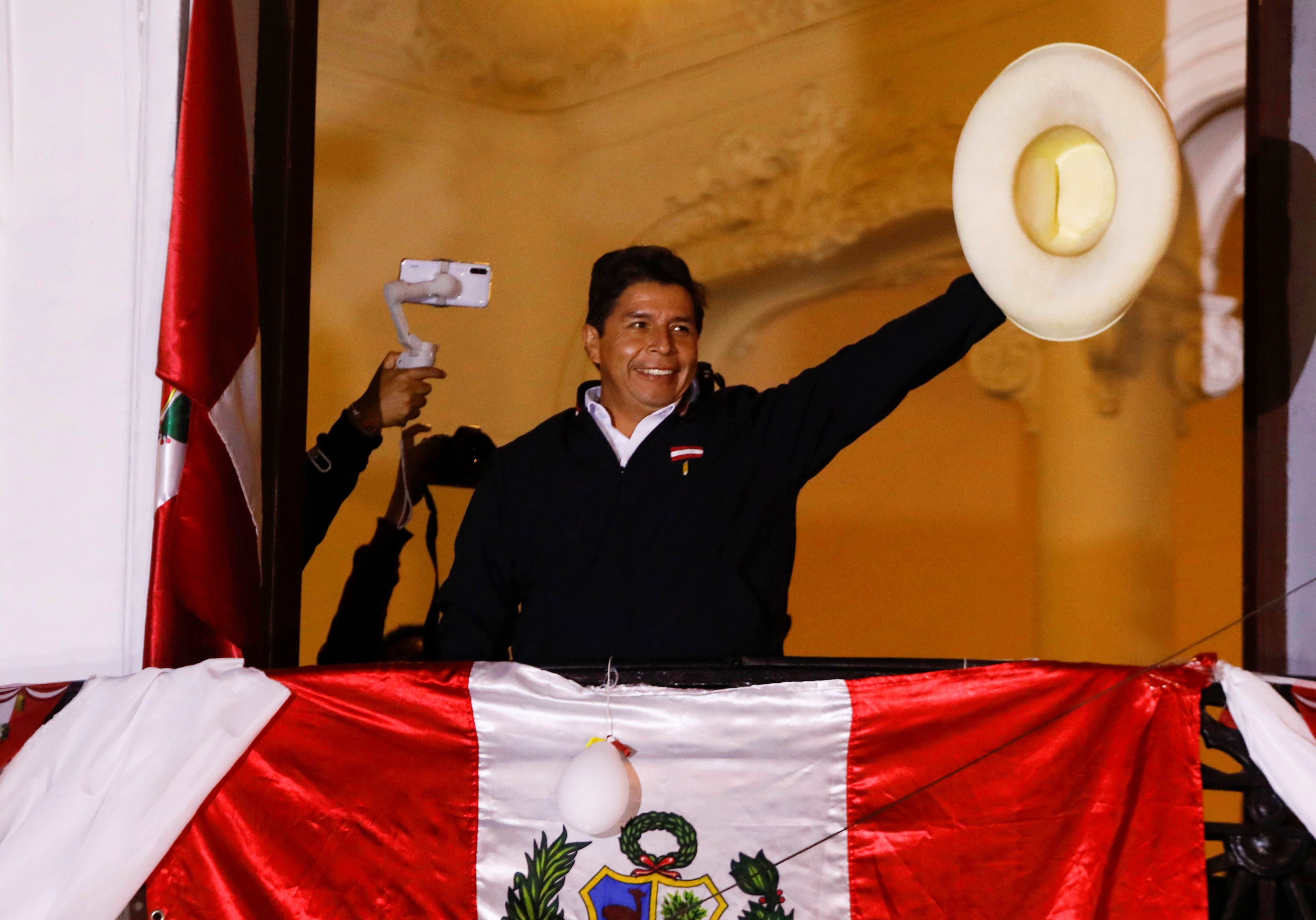Perú en zozobra mientras crece batalla por recuento electoral con Castillo por delante
