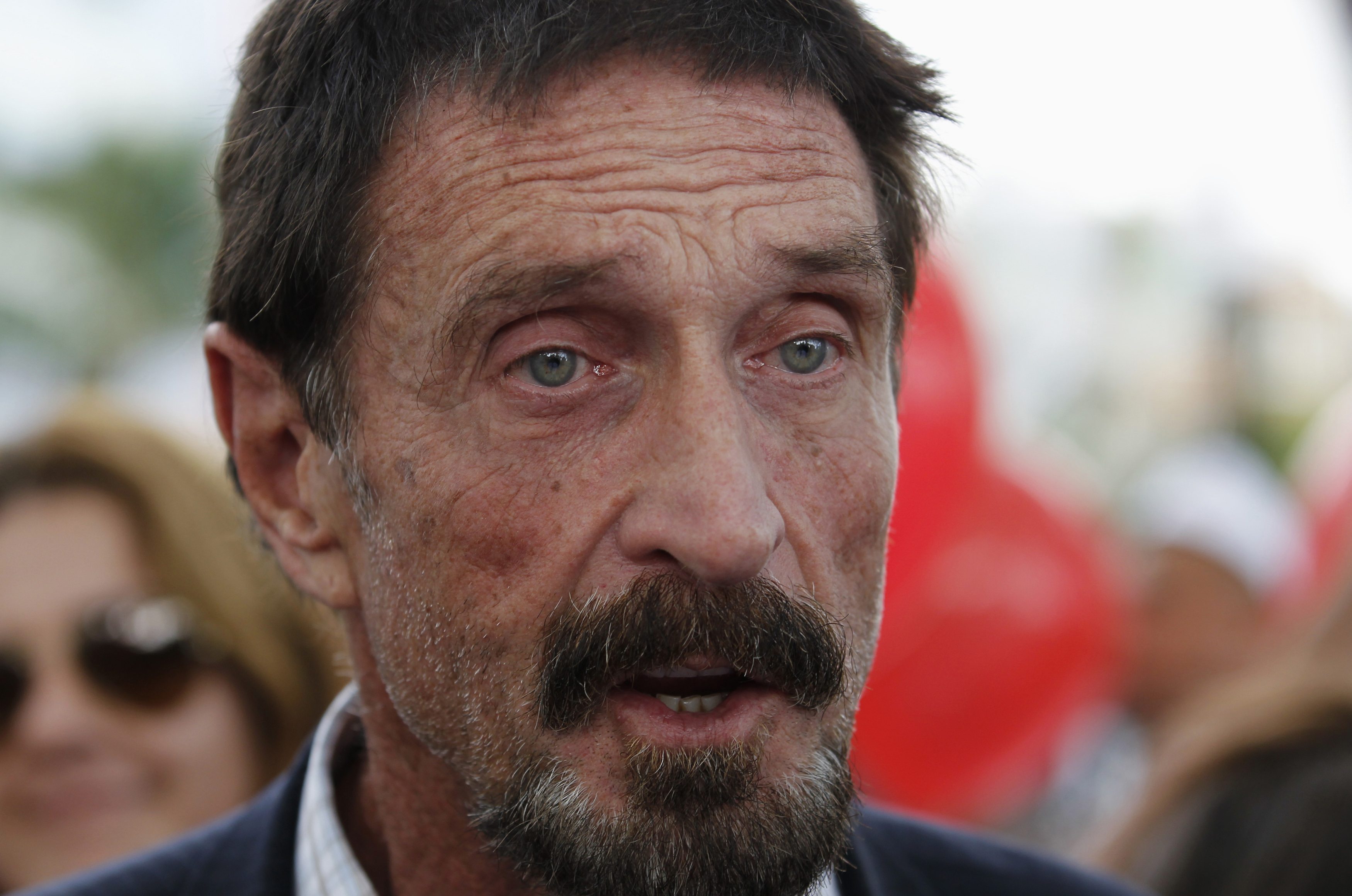 La viuda de John McAfee culpa a Estados Unidos por la muerte del empresario