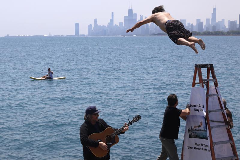 ¡Asombroso! Hombre saltó al lago Míchigan por 365 días consecutivos para disminuir el estrés