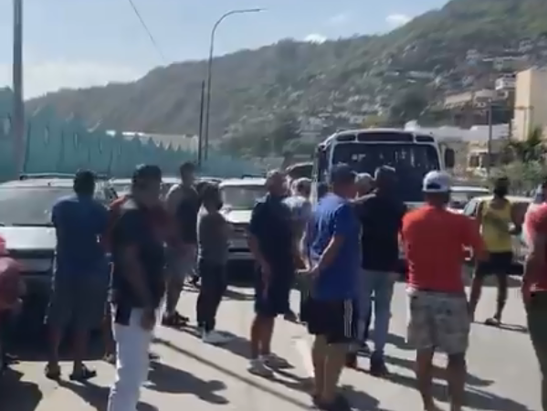 Varguenses trancaron la Av. Soublette para exigir el suministro de gasolina #30Jun (VIDEO)