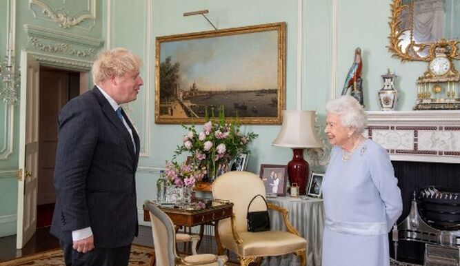 Después de un año, la reina Isabel II y Boris Johnson celebraron su audiencia privada en persona