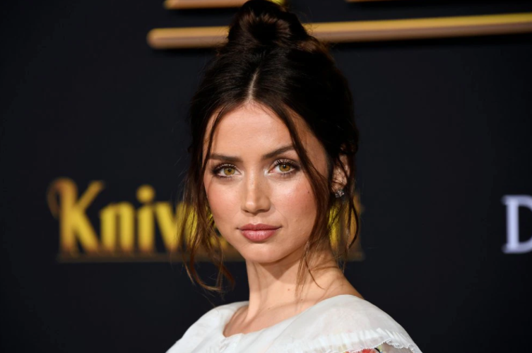 Ana de Armas se le escapó un pezón en la alfombra roja de No Time To Die (FOTOS)