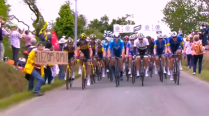 Qué decía el cartel de la mujer que provocó accidente masivo en el Tour de Francia