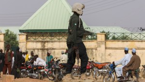 Hombres armados secuestran a 140 estudiantes en escuela en Nigeria