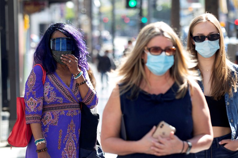 Por qué los CDC de EEUU recomiendan a los vacunados usar mascarillas