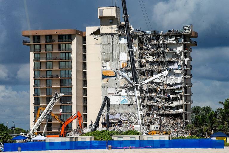 Refuerzan estructura de la torre que quedó en pie tras el derrumbe en Miami