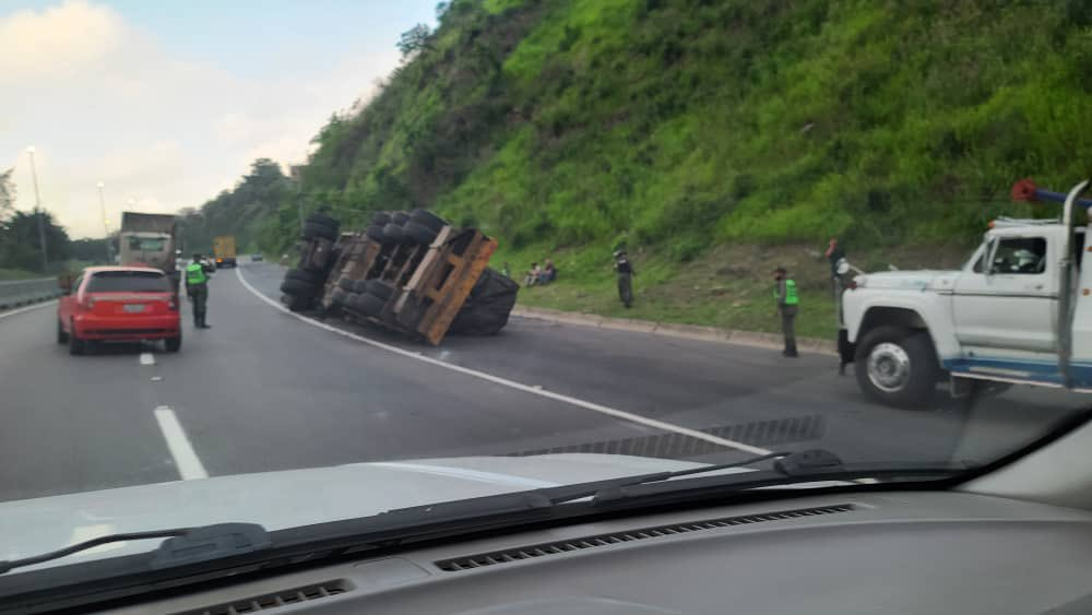 En menos de diez horas: Cuatro gandolas de alimentos se volcaron en la autopista Caracas – La Guaira #21Jul (FOTOS)