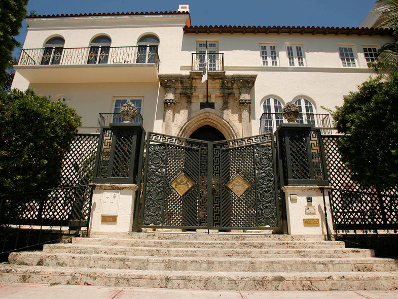 Hallaron dos cadáveres en la antigua mansión Versace de Miami Beach