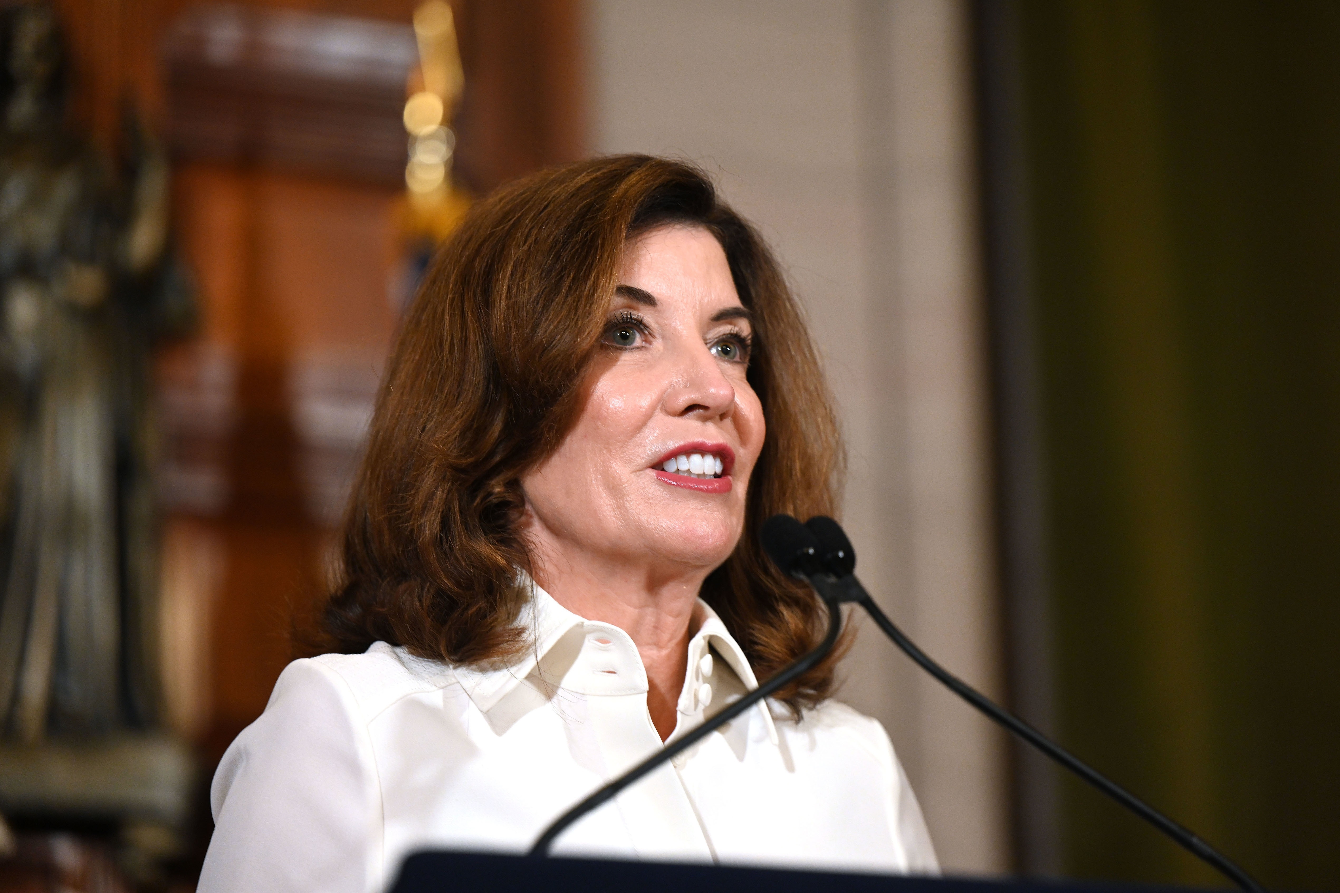 Nueva gobernadora de Nueva York revisará las políticas sobre acoso sexual