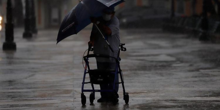 Puerto Rico prevé inundaciones repentinas por paso de una onda tropical