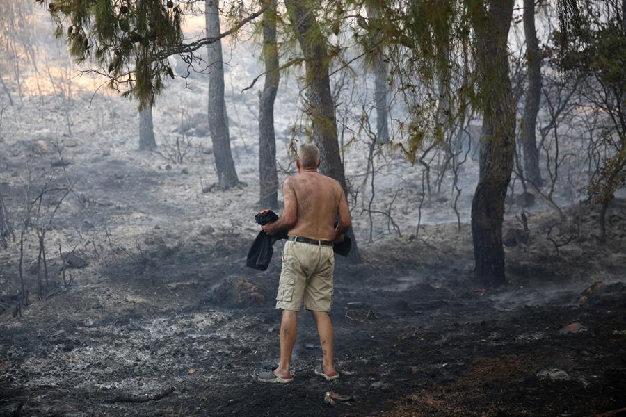 Grecia sigue luchando contra el avance del fuego que causó más de 400 incendios por todo el país